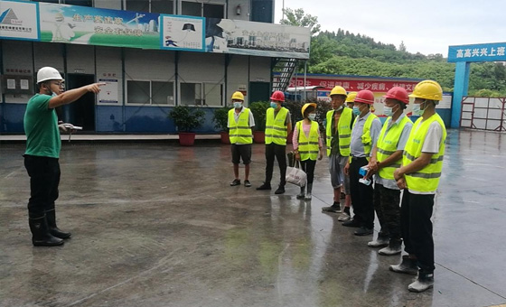 專業(yè)的施工服務(wù)團(tuán)隊(duì)，有實(shí)力才有保障